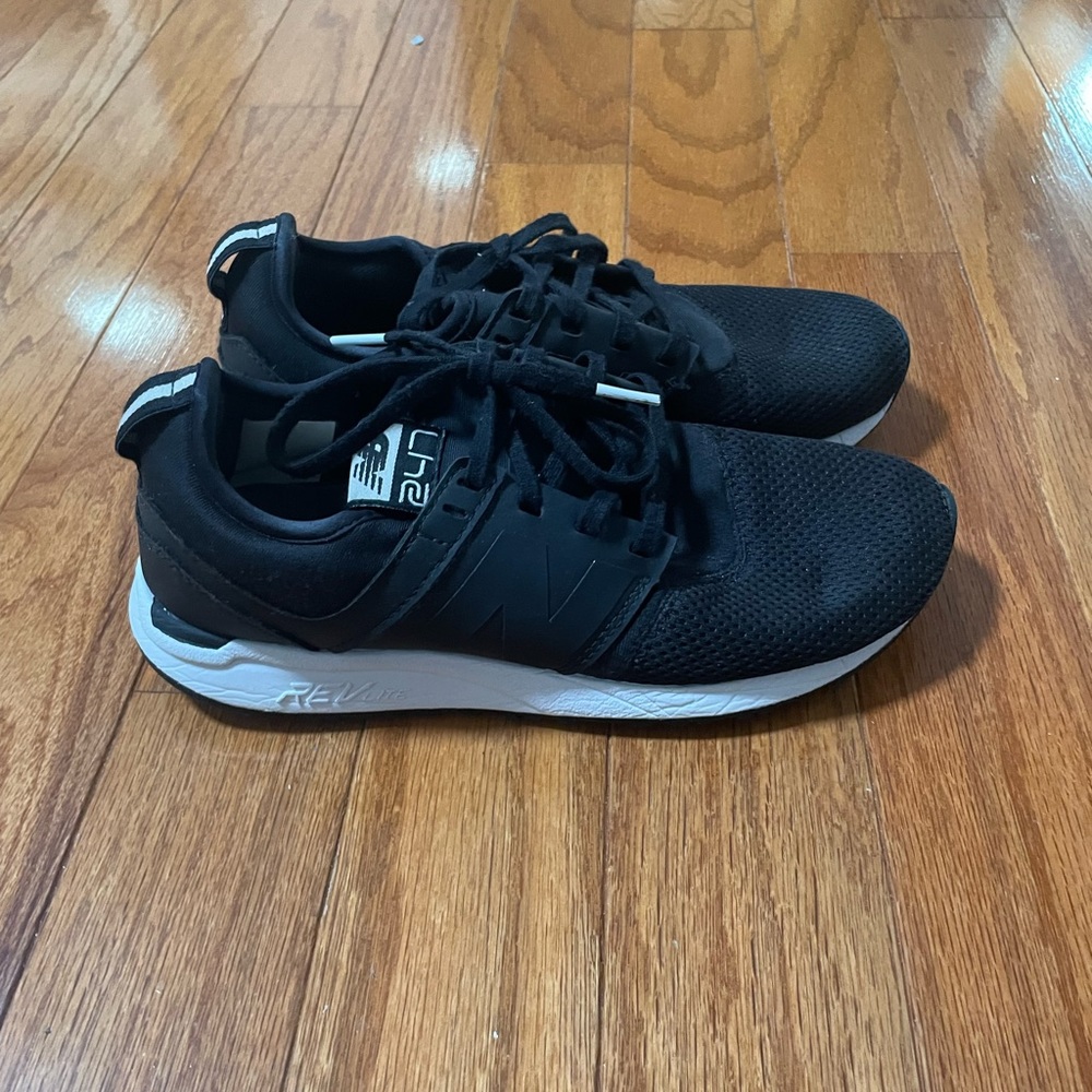 New balance tennis shoes